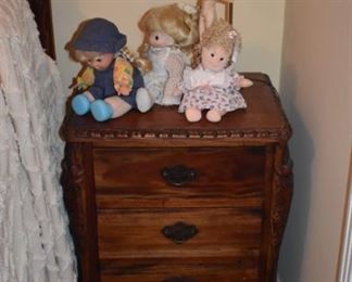 Gorgeously Carved Bedroom Suite featuring Barley Twist, Pie Crust Edging, Claw Feet, and More. Bedroom Suite consists of Mirrored 8 Drawer Dresser, Highly Carved 4 Poster Bed and 2 matching End Tables!!!