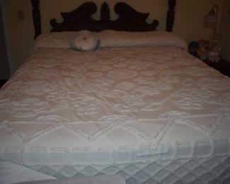 Beautiful Needle-Tuft Chenille Bedspread in Absolutely Immaculate Condition!