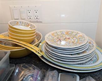 Yellow Rooster Pattern Plastic Dish Set and Bowls