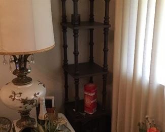 Shelf unit with closed area at bottom