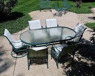 Green metal, oval patio table w/6 chairs