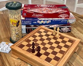 3 Scribble games and wood box chess game 