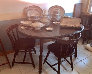 Kitchen table w/4 chairs and 2 leaves