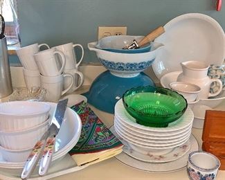 Vtg. Cinderella Pryex mixing bowl set. Corning ware, 6 coffee cups, bowls 