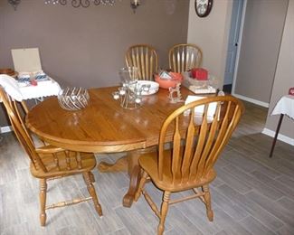 Dining Room Table & Chairs