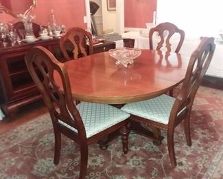 Dining Table by Thomasville w/ two leaves - 6 Dining Chairs by Broyhill - 4 side chairs, two captain chairs