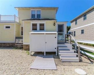 Outdoor shower enclosure