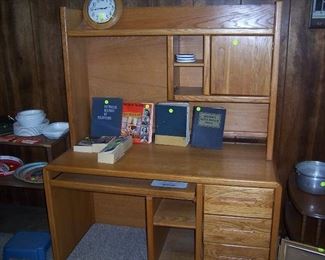OAK DESK WITH HUTCH