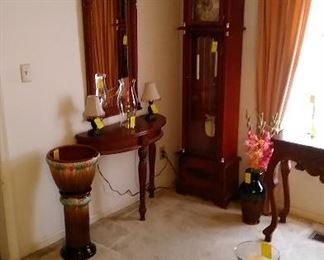 Half round wall table with matching mirror, American pottery jardinière and pedestal