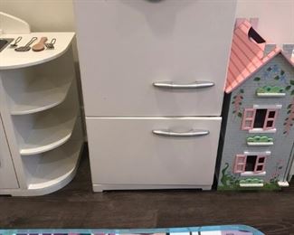 Childrens Kitchen Appliances, Including Quality Stove, Fridge and Washer and Dryer
