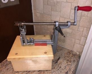 Pampered Chef apple peeler and corer 