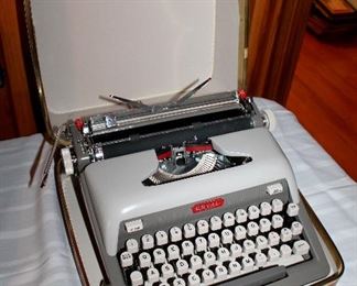 #40 - Vintage Royal Futura 800 Typewriter