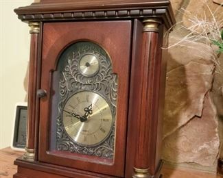 Modern mantle clock