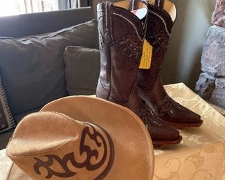 Love me some beautiful never worn cowboy boots! 