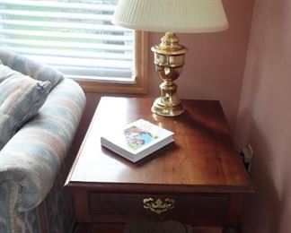 CHERRY END TABLE / BRASS LAMP