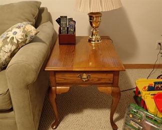 END TABLE / BRASS LAMP