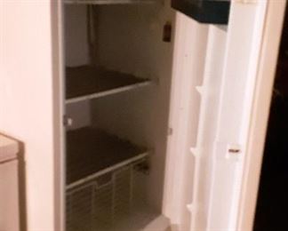 UPRIGHT FREEZER