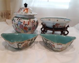 4 pieces of ceramic Asian decor