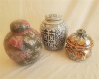 3 porcelain urns with lids