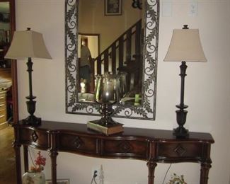 SOFA TABLE AND MIRROR, PAIR OF LAMPS