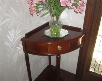 CORNER TABLE