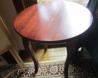 ROUND END TABLE