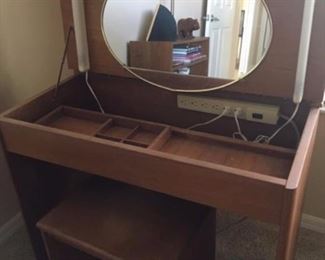 vintage vanity table w/stool (lighted)