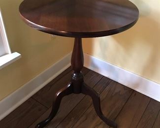 Lovely candlestick table in excellent condition.