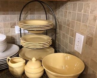 Pottery dishes