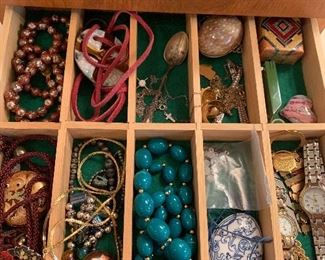 Hundreds of Jewelry pieces