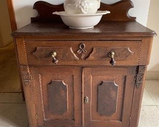 Victorian walnut wash stand/2 door cabinet with single drawer, American burled walnut