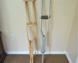 2 pair crutches - 1 metal and 1 wooden - adjustable https://ctbids.com/#!/description/share/209082