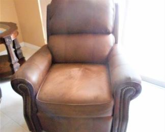 Brown leather recliner https://ctbids.com/#!/description/share/209102