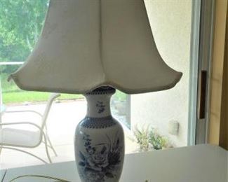 Ceramic w/wood base blue & white lamp w/shade https://ctbids.com/#!/description/share/209139