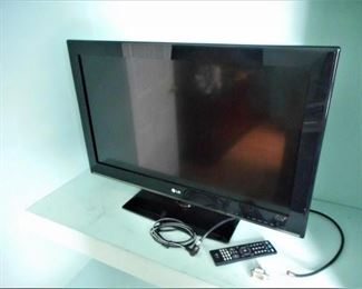 LG 32" TV - 32CS460 w/remote & cords
https://ctbids.com/#!/description/share/209269