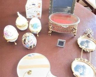 Lot of 10 pc vanity items https://ctbids.com/#!/description/share/209351