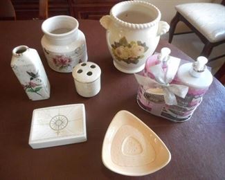 Lot of 7 pc bathroom decor items https://ctbids.com/#!/description/share/209350