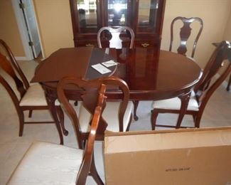 Bassett table & chairs w/leaf & custom Superior Table pad https://ctbids.com/#!/description/share/209367
