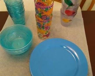 Lot of 22 pcs plastic dinnerware - some new    https://ctbids.com/#!/description/share/210002