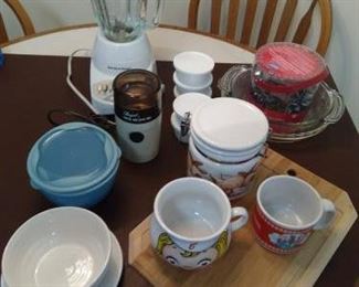 Lot of 25 pc kitchen items - blender, grinder, misc. https://ctbids.com/#!/description/share/210006