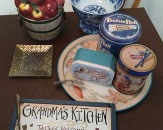 Lot of 9 pc. Kitchen decor - tins, cookie jar, misc. https://ctbids.com/#!/description/share/210009