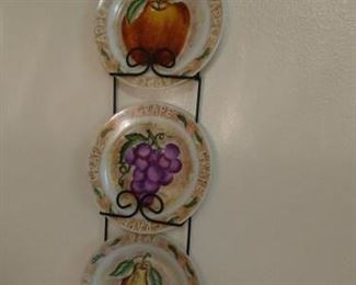 Plate rack & 3 decorative plates https://ctbids.com/#!/description/share/210020