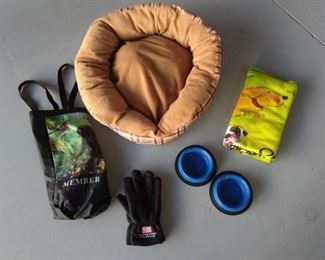 Lot of misc. pet items - beds, blankets & bowls https://ctbids.com/#!/description/share/210025