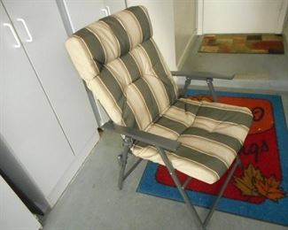 Foldable cushioned patio chair https://ctbids.com/#!/description/share/210484