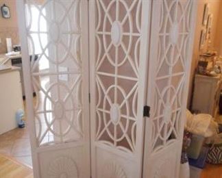 very nice 3 panel wood room divider/screen https://ctbids.com/#!/description/share/210492