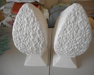 2 ceramic topiaries w/daisy pattern, Portugal https://ctbids.com/#!/description/share/210500