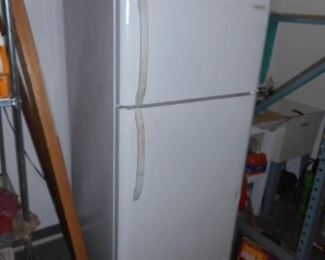 Frigidaire refrigerator/freezer $100
