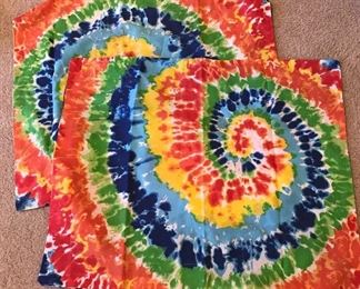 2 Tie-Dyed Pillow Shams