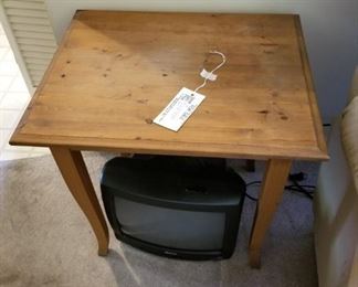 #18 as is pine end table w 4 legs 18x22x22 $30.00