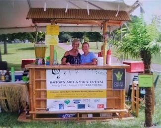 Tiki Hut With 4 Stools